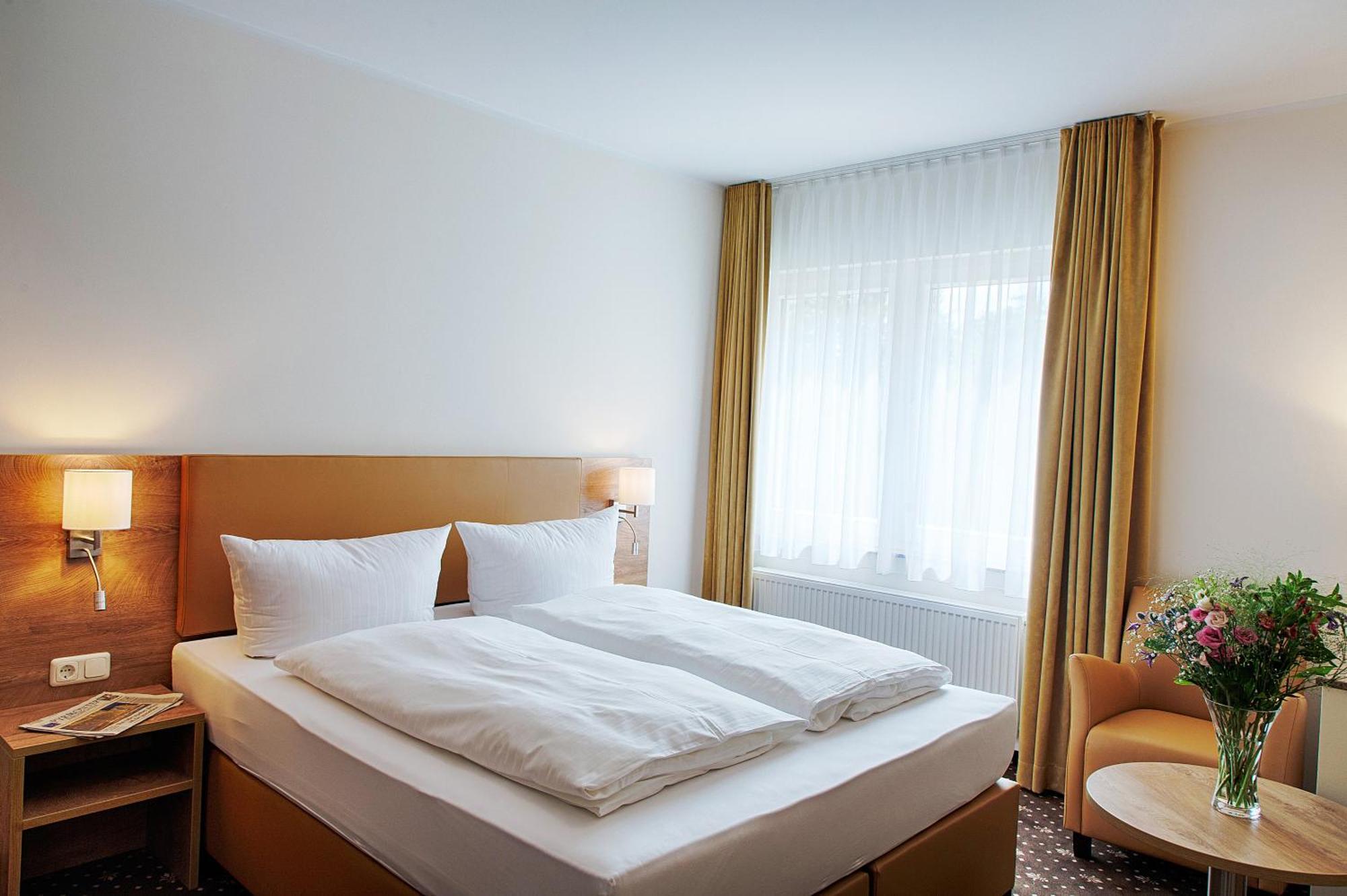 Hotel Dirks Am Schloss 바트피르몬트 외부 사진