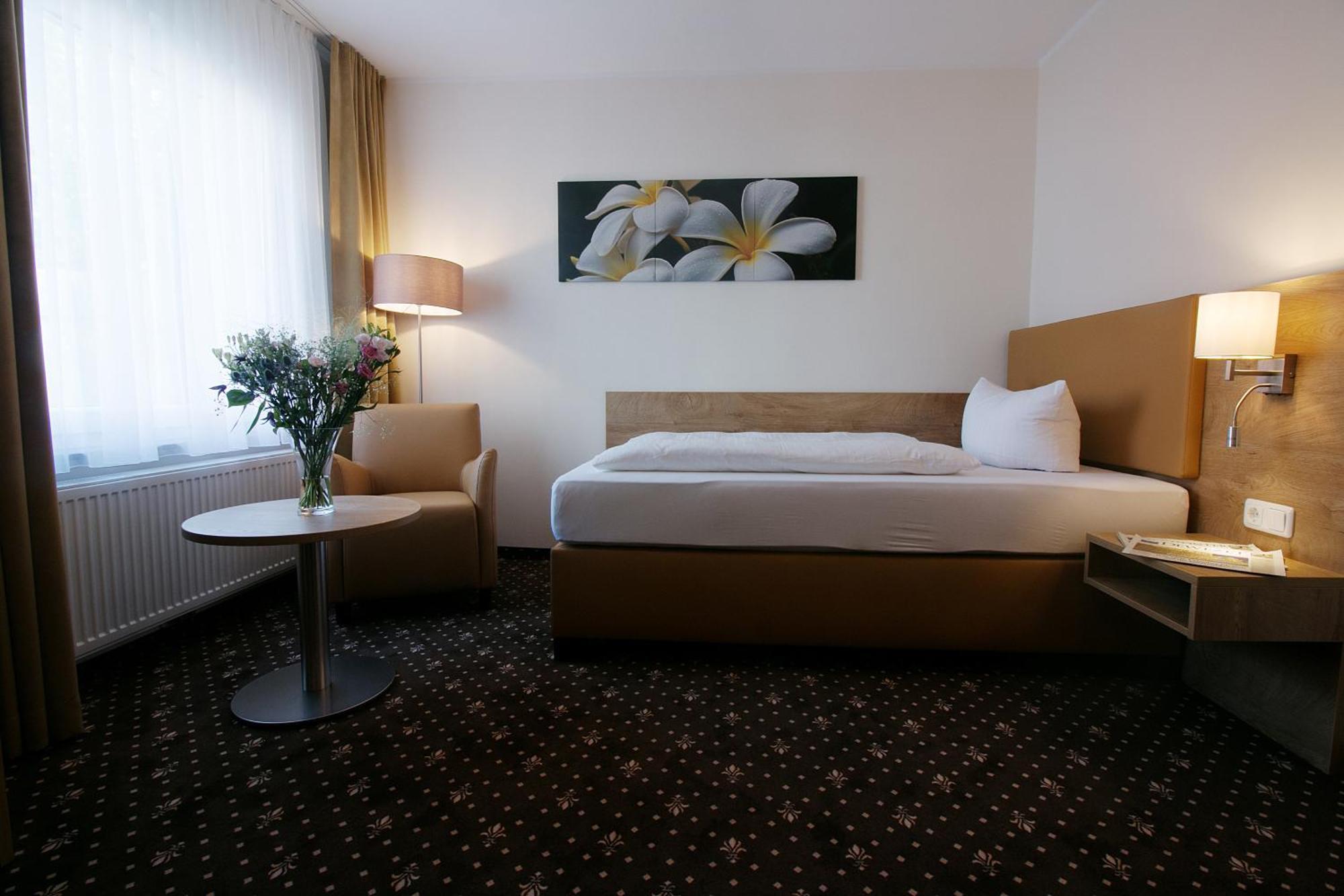 Hotel Dirks Am Schloss 바트피르몬트 외부 사진